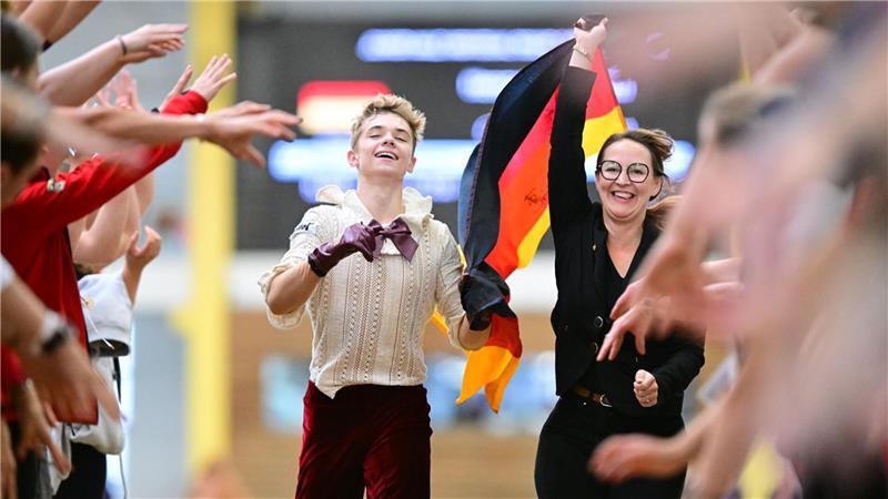 Goldregen für Fredenbeck: Kathrin Meyer ist Europameisterin im Voltigieren Voltigierer Henry Frischmuth und Trainerin Gesa Bührig feiern den Weltmeister-Titel mit den mitgereisten Fans.