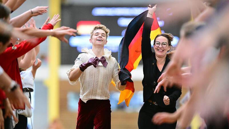 Voltigierer Henry Frischmuth und Trainerin Gesa Bührig ließen sich beim WM-Titel 2025 feiern, jetzt kommen sie mit Silber aus Frankreich nach Hause.