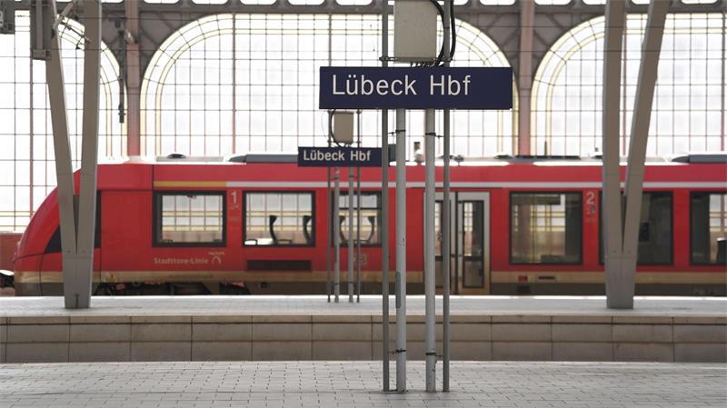 Vom 14. August abends bis zum 17. August morgens wird kein Zug am Lübecker Hauptbahnhof fahren. (Archivbild)