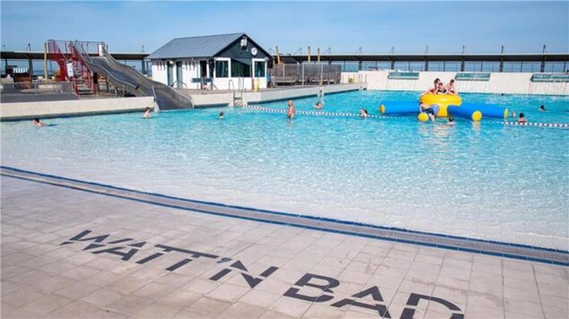 Vom 15. Mai bis zum 15. September kostet der Eintritt in den Freizeitbereich - Watt‘n Bad plus Strand - für erwachsene Tagesgäste 10,50 Euro; Kinder zahlen 6,50 Euro. Etwas günstiger wird es für Gästekarteninhaber und Wurster Bürger.