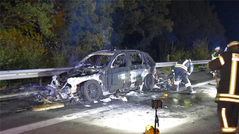 Autobrände auf A7 und Gefahr durch ein entlaufenes Pferd Vom BMW blieb nur noch ein Wrack übrig.
