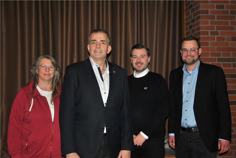 Tobias Terne bleibt Bürgermeister in Bliedersdorf Vom Bliedersdorfer Gemeinderat gewählt: Bürgermeister und Gemeindedirektor Tobias Terne (Zweiter von links) mit seinen Stellvertretern Sigrid Meyn und Heinrich Klensang und Verwaltungsvertreter Jan-Henning Pantel. Foto: Lohmann