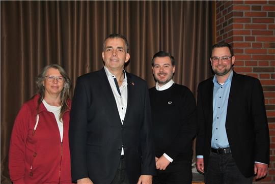 Vom Bliedersdorfer Gemeinderat gewählt: Bürgermeister und Gemeindedirektor Tobias Terne (Zweiter von links) mit seinen Stellvertretern Sigrid Meyn und Heinrich Klensang und Verwaltungsvertreter Jan-Henning Pantel. Foto: Lohmann