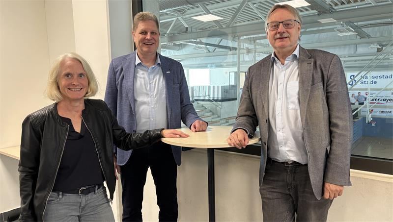 Vom Cateringbereich könnten Maren Wefer, Carsten Brokelmann (Mitte) und Thomas Friedrichs durchs Fenster in die Halle gucken.