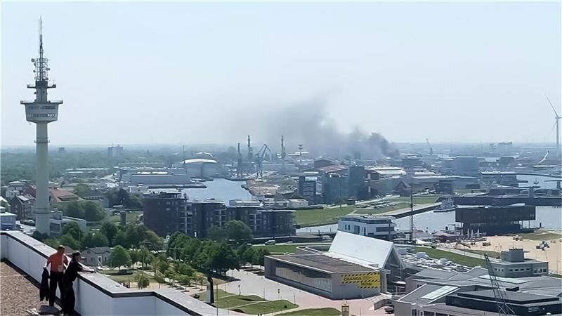 Rauchwolke über Bremerhaven: Kühlcontainer brennt im Fischereihafen Vom Columbus-Center aus war die Rauchwolke deutlich zu erkennen. Foto: Panomax Bremerhaven
