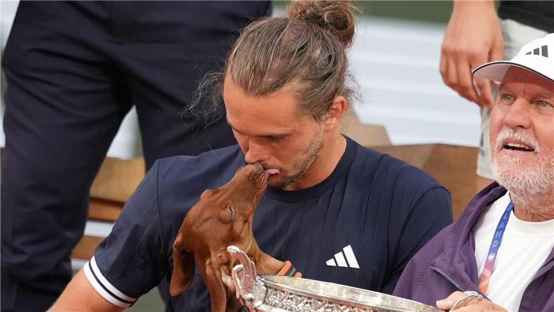 „Happy End“: Zverev kürt sich zum Grand-Slam-Champion Vom Dackel gab es auch einen Siegerkuss.