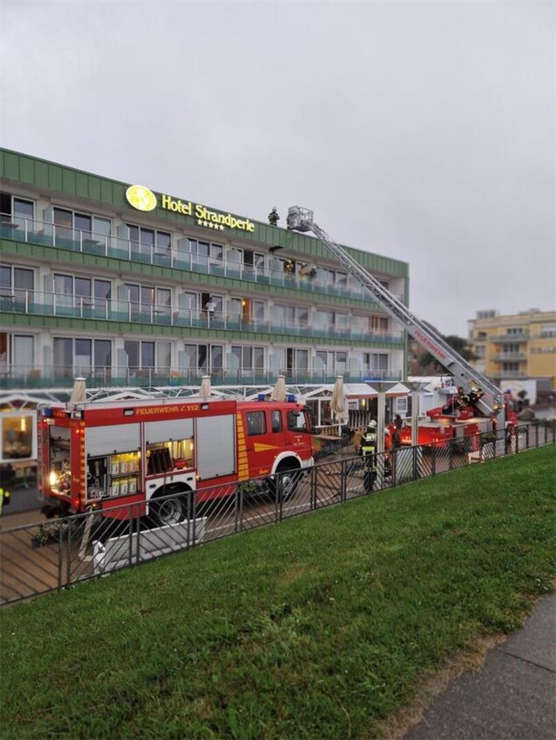 Vom Deich aus ist das Treiben der Feuerwehr beim Hotel Strandperle zu sehen.