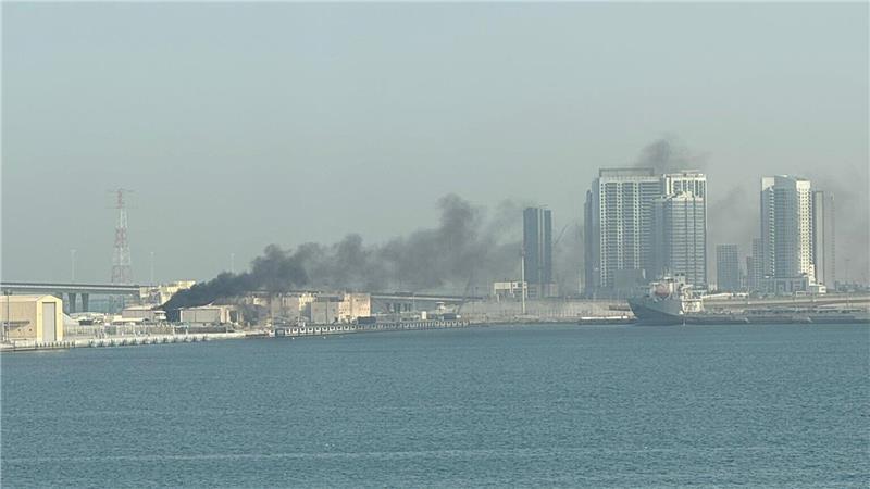 Vom Fenster ihrer Kabine aus fotografierte Nicole Friedhoff die schwarze Rauchsäule nach dem Einschlag.