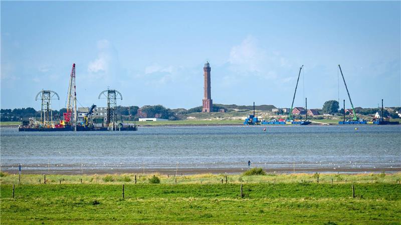 Vom Festland aus ist das Kabelverlegeschiff „Barbarossa“ im Watt vor Norderney zu sehen. 