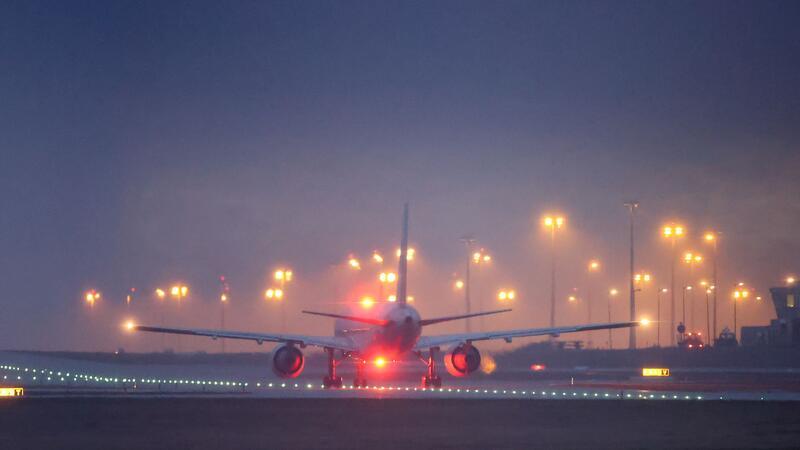 Vom Flughafen Leipzig/Halle ist am Morgen ein Flugzeug mit Straftätern abgehoben. (Archivfoto)