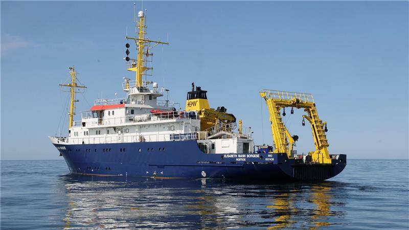 Vom Forschungsschiff „Elisabeth Mann Borgese“ aus haben Forscher Sedimentproben mit der Kieselalge vom Grund der Ostsee geholt. (Archivbild)