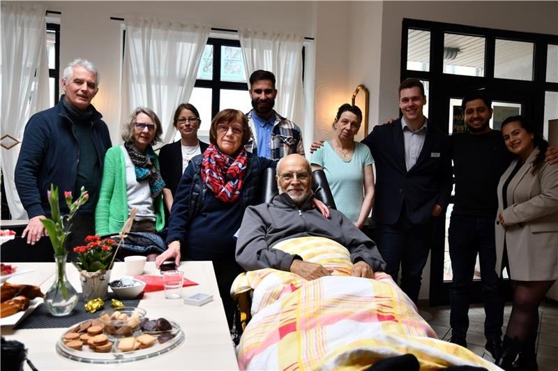 Vom Hospiz in Ganderkesee per Liegendtransport ins Hotel am Fischmarkt: Herr R. im Kreise seiner Stader Lieblingsmenschen. Foto: Lebenswunsch e. V.