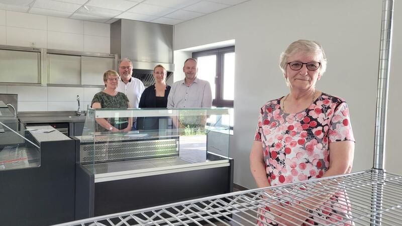 71-Jährige startet mit runderneuertem Dorfladen durch Vom Improvisationscharakter des Midlumer Dorfladens ist nach der aufwändigen Sanierung keine Spur mehr. Zusammen mit Manuela Reddig (von links), Michael Göbel, Ortsbürgermeisterin Patricia Gerhardt und dem neuen Gemeindebürgermeister Jörg-Andreas Sagemühl freut sich Ladenbetreiberin Gabriele Czierlitzki auf die Eröffnung.