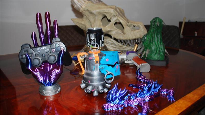 Drachenkopf aus dem 3D-Drucker: Apenser macht Hobby zum Nebenjob Vom Konsolen-Halter bis zur Blasterpistole - eine kleine Auswahl der Accessoires aus dem 3D-Drucker.