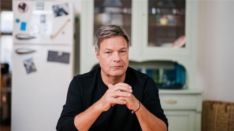 Vom Küchentisch in das Kanzleramt? Robert Habeck sitzt nach eigenen Angaben in seinem Bewerbungsvideo am Küchentisch von Freunden.