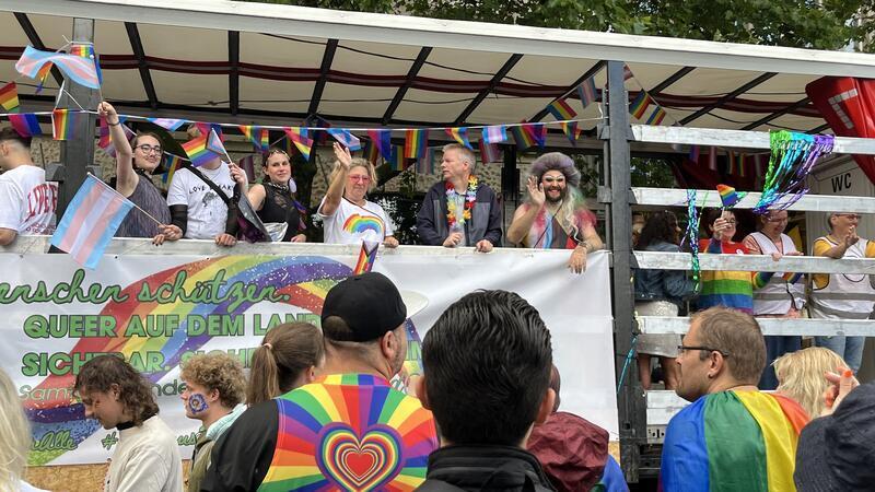 Vom Land in die Stadt: Blick auf den Sattelzug der Samtgemeinde Lühe beim Christopher Street Day (CSD) in Hamburg.