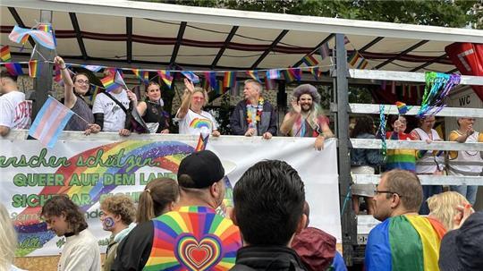 Vom Land in die Stadt: Blick auf den Sattelzug der Samtgemeinde Lühe beim Christopher Street Day (CSD) in Hamburg.