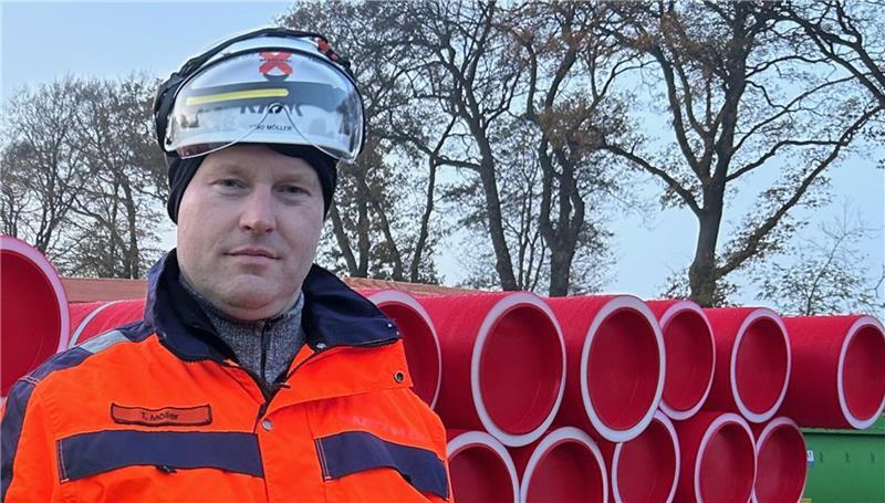 Vom Materiallager in Oldendorf aus werden die roten Schutzrohre zu den Baustellen transportiert. Bauleiter Timo Möller von der Firma Matthäi ist zugleich Sicherheitsbeauftragter.
