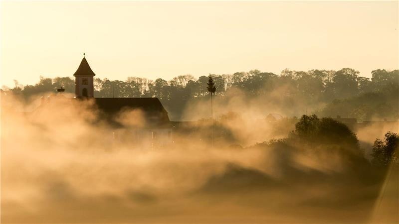 Vom Nebel umhüllt: die Kirche Sankt Gallus am Morgen kurz nach Sonnenaufgang.