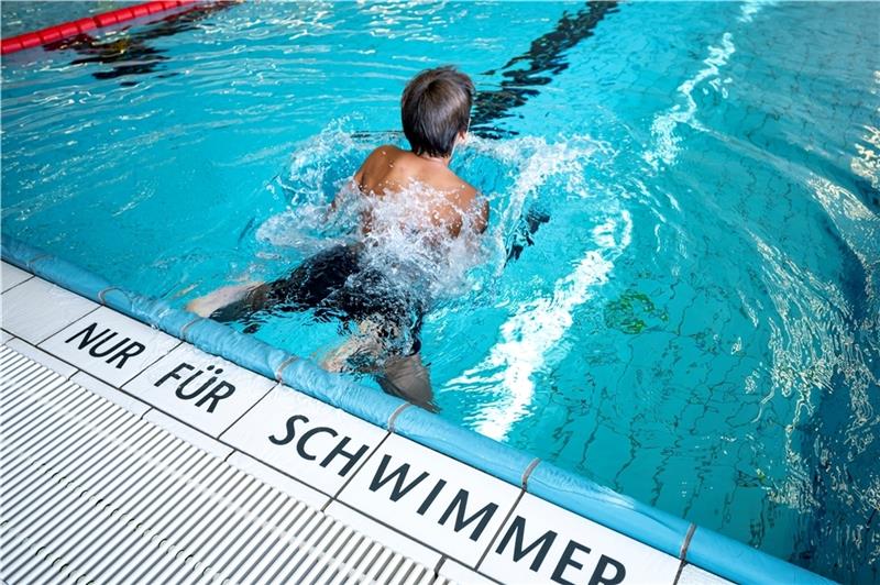 Vom Nichtschwimmer zum Schwimmer, das will gelernt sein. In fast allen Freibädern im Kreis gibt es auch diesen Sommer Kurse. Foto: Fabian Sommer/dpa