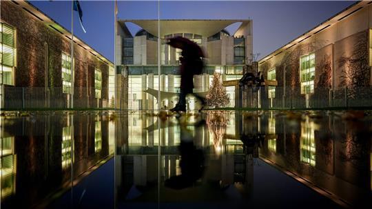 Vom Regen in die Traufe? Vor der Abstimmung über das Rentenpaket regnet es im Berliner Regierungsviertel. 