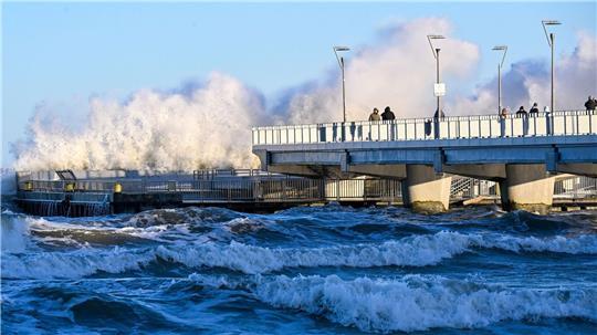Vom Sturmwetter besonders stark betroffen ist die Ostseeküste Polens - wie hier das Ostseebad Kolberg.