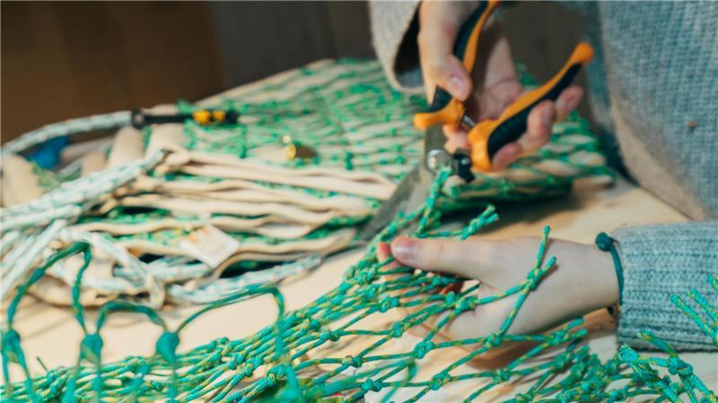 Staderin revolutioniert Fanartikel: Werder-Netze werden Accessoires Vom Tauchgang bis zur Fertigstellung - alles Handarbeit.