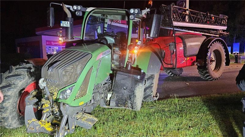 Vom Trecker reißt durch die Wucht des Aufprallls der Vorderreifen ab. Nachdem der Trecker anschließend ins Schleudern kam, kommt er im Seitensteifen zum Stehen.
