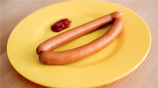Vom Verzehr der Würstchen nach dem 26. Dezember 2024 wird abgeraten. (Symbolbild)