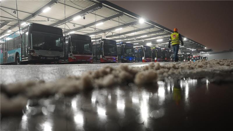 Vom Warnstreik betroffen sind nach Angaben der Hochbahn voraussichtlich 30 der 112 Buslinien. (Archivbild)