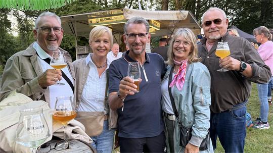 Vom Weintrinker zur Bierlaune (von links): Dieter und Heike Schröder, Jürgen Böker und Anne und Hein Steffens probieren die verschiedenen Biersorten.
