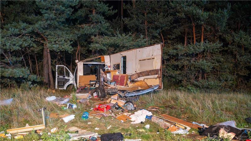 Lkw kracht in Wohnmobil – Familie aus Hamburg bei Unfall auf A9 verletzt Vom Wohnmobil bleibt ein Trümmerhaufen zurück.