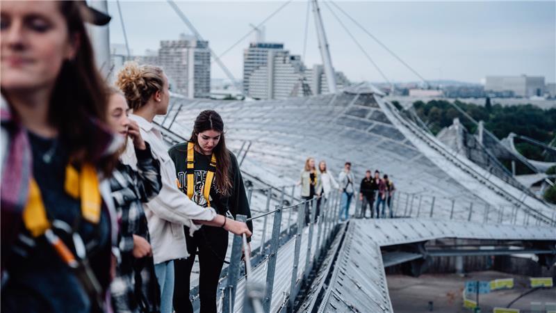 Vom Zeltdach des Münchner Olympiastadions reicht der Blick weit über die bayerische Landeshauptstadt hinaus. 