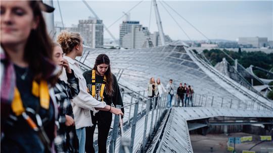 Vom Zeltdach des Münchner Olympiastadions reicht der Blick weit über die bayerische Landeshauptstadt hinaus. 