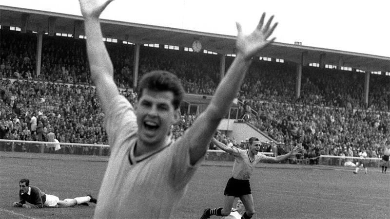 Vom ersten Tor der Bundesliga-Geschichte durch Dortmunds Timo Konietzka gibt es nur ein Jubel-Foto mit dem Torschützen (hinten, r) und seinem Teamkollegen Lothar Emmerich. (Archivbild)