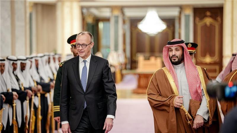Vom geächteten Herrscher zum begehrten Partner: Merz und der saudische Kronprinz.