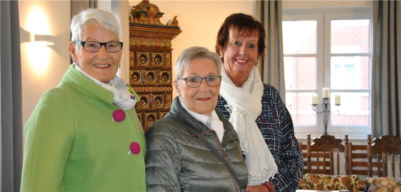 Vom großen Trauzimmer im ersten Stock sind Evelin Bösch, Betty Maulhardt und Helga Zütz begeistert. Die Einrichtung samt Kachelofen-Attrappe im Hintergrund ist mit umgezogen. Fotos Lohmann