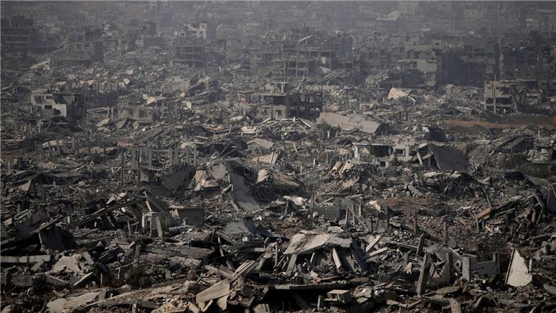 Vom israelischen Militär zerstörte Gebäude liegen in Trümmern im Viertel Shijaiya in der Stadt Gaza, während einer von der israelischen Armee organisierten Tour für Journalisten. (FOTO UNTER AUFSICHT DER IDF AUFGENOMMEN UND VOM MILITÄRZENSOR GEPRÜFT.)