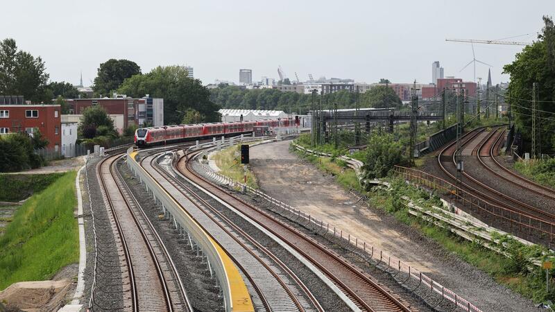 Neuer Bahnhof Altona bis 2027 - Bahn hält an Termin fest Vom neuen Fern- und Regionalbahnhof Altona ist bislang wenig zu sehen.