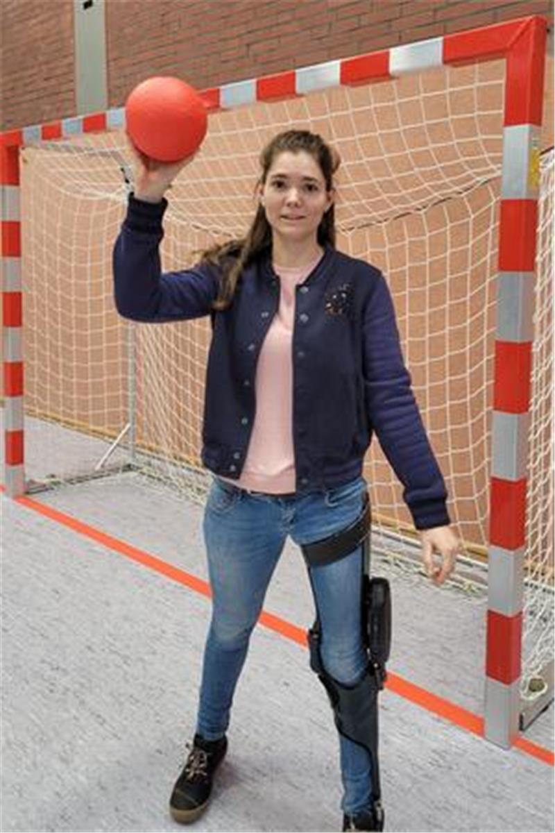 Vom sechsten Lebensjahr an hat Sina Wiedemeier Handball gespielt. Ein paar Würfe bekommt sie trotz ihrer Lähmung auch heute noch hin. Eine spezielle Hightech-Beinorthese ermöglicht es ihr, kurze Strecken zu gehen.