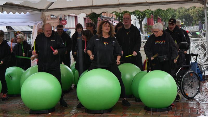 Gute Laune und viele Besucher beim Fest der Vielfalt in Buxtehude Vom zeitweise sehr nassen Wetter ließen sich Gäste und Akteure des inklusiven Stadtfestes die gute Laune nicht verderben. Die Gruppe Unikat aus Syke rockte auch im strömenden Regen zu mitreißender Musik auf der Bitterbrücke.