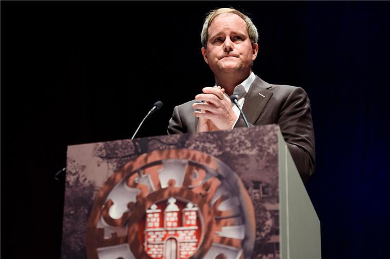 Von 11 Uhr an begrüßt Oke Göttlich, Präsident des FC St. Pauli, die St.-Pauli-Mitglieder am Sonnabend Congress-Centrum Hamburg. Foto: Fischer/dpa