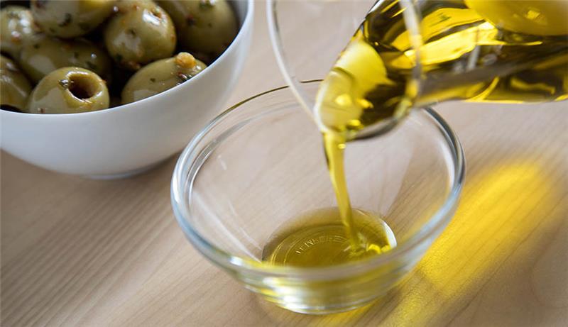 Von 19 getesteten Olivenölen fielen 16 bei "Öko-Test" durch. Foto: Christin Klose/dpa-tmn