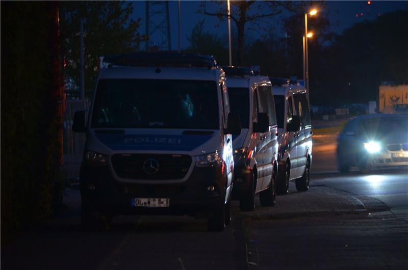 Geldwäsche, Drogenhandel, Schutzgelderpressung: Schlag gegen Clan-Kriminalität in Stade Von 20 Uhr bis tief in die Nacht durchsuchten Einsatzkräfte am Sonntag mehrere Gebäude in Stade und Hollern-Twielenfleth.