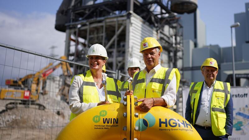Moorburg: Robert Habeck übergibt Förderbescheide für Wasserstoff-Elektrolyseur Von 2027 an soll in Hamburg-Moorburg grüner Wasserstoff produziert werden.