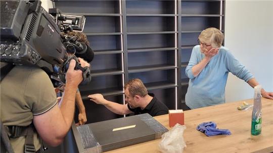 Von Anfang an hat auch ein Fernsehteam des NDR die Dorfladen-Umgestaltung begleitet. Geplant ist ein 30-minütiger Beitrag über Gabriele Cierlitzki und ihren Laden.