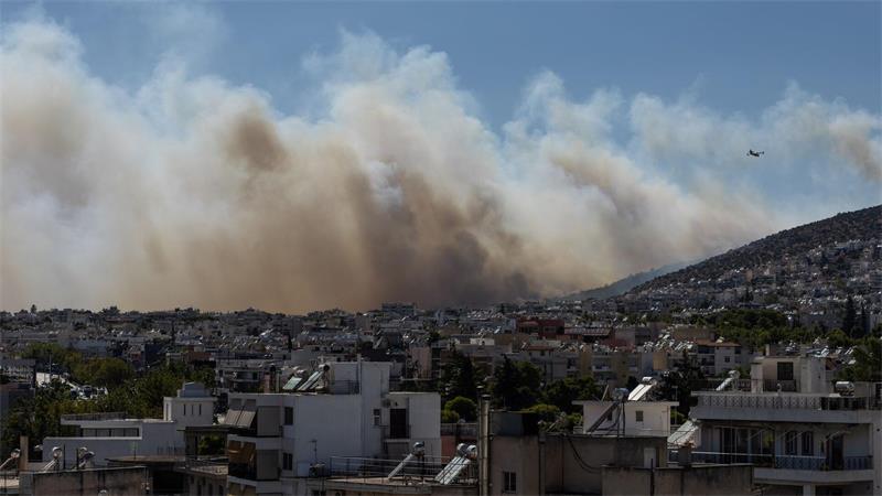 Von Athen aus sind die Rauchwolken der Brände westlich der griechischen Hauptstadt zu sehen.