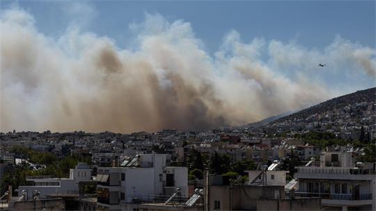 Von Athen aus sind die Rauchwolken der Brände westlich der griechischen Hauptstadt zu sehen.