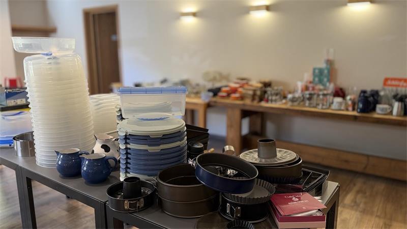 Abschied vom Hofcafé in Ruschwedel: Wie es dort weitergeht Von Backformen bis zu Isolierkannen - das gesamte Inventar soll beim Flohmarkt am morgigen Samstag verkauft werden.