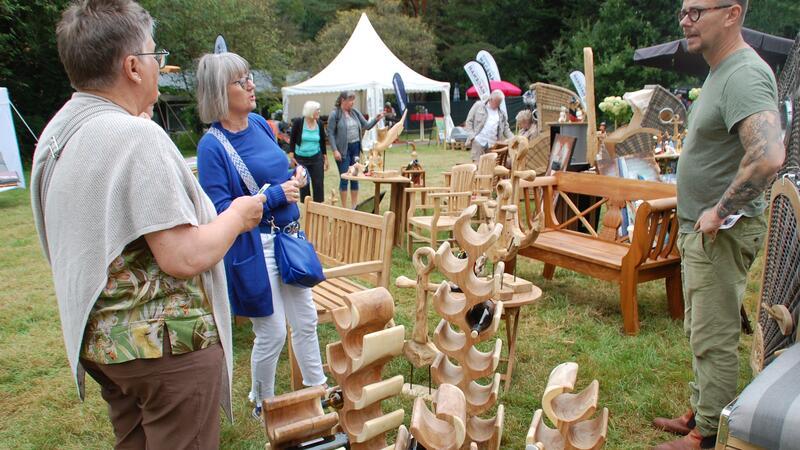 Von Bänke bis Flaschenhalter - schöne Dinge aus natürlichem Holz sind bei Besuchern hoch im Kurs.